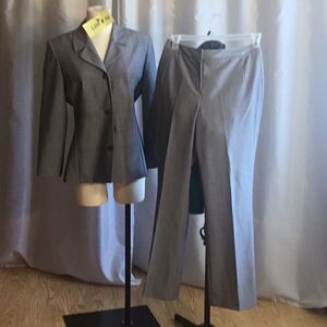 Classic suit in gray by SIGNATURE BY LARRY LEVINE in size 10 pants & jacket